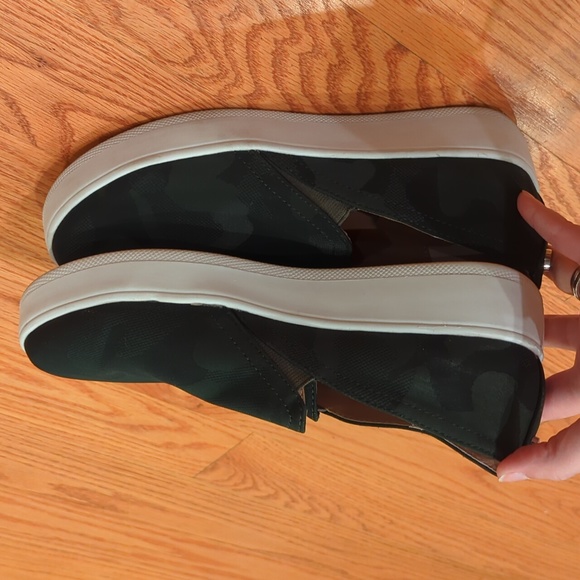 Steve Madden camo slip on platform sneakers - Picture 4 of 5